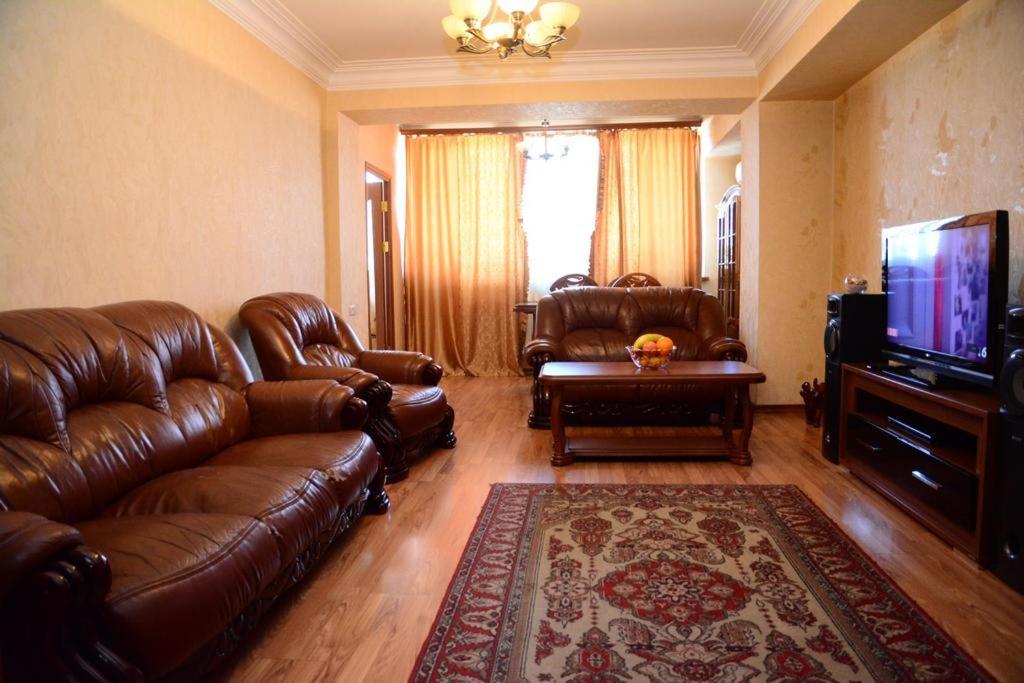 Lesi Apartament เยเรวาน ภายนอก รูปภาพ