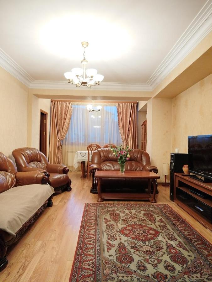 Lesi Apartament เยเรวาน ภายนอก รูปภาพ