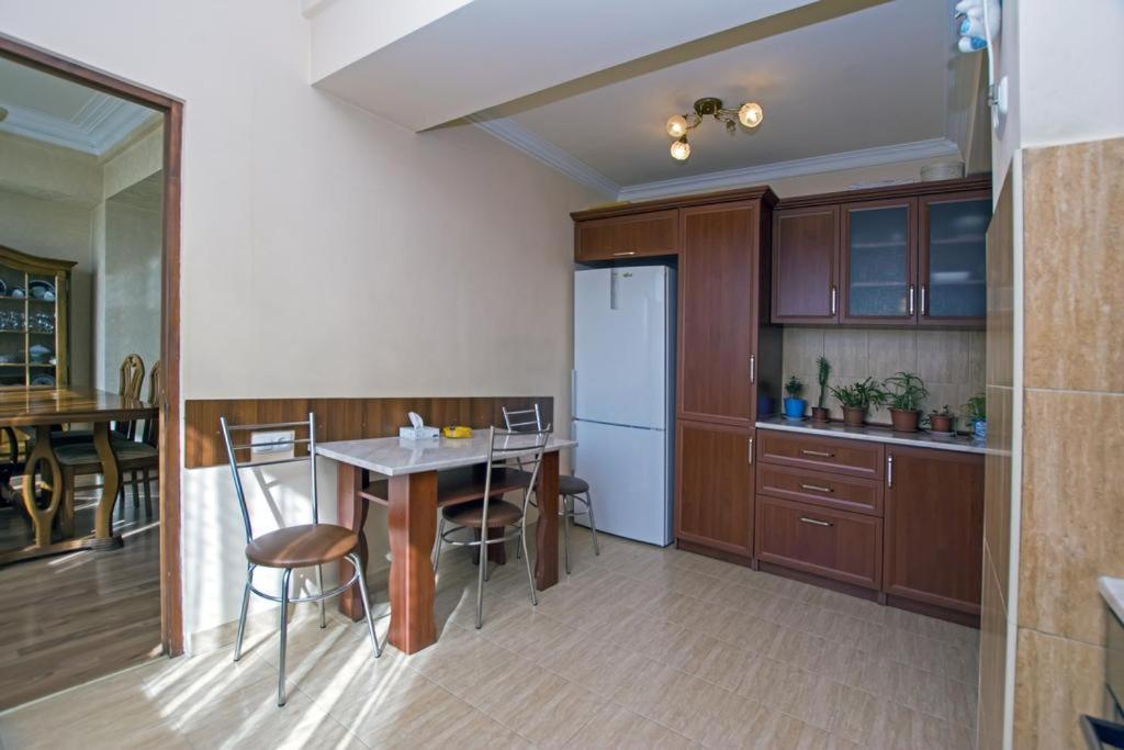 Lesi Apartament เยเรวาน ภายนอก รูปภาพ
